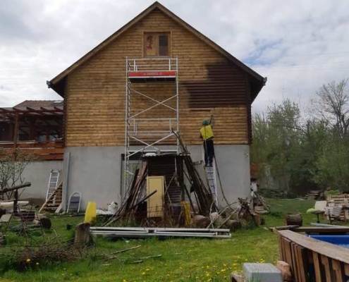 fából készült ház homlokzatának tisztítása homokfúvó technológával